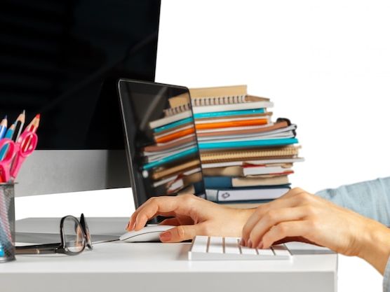 Korzyści stosowania materiałów biurowych z recyklingu dla zrównoważonego biznesu