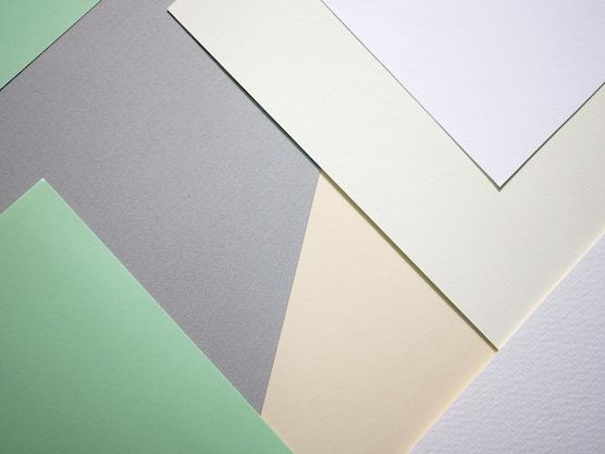 Papier z makulatury kontra papier tradycyjny – co wybrać dla Twojego biznesu?