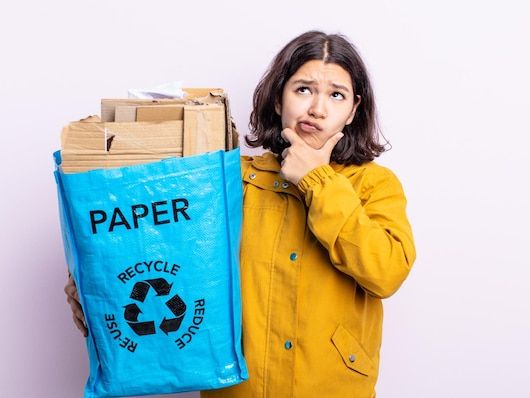 Poradnik: Jak skutecznie segregować i recyklingować papier w firmie?